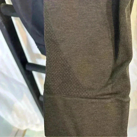 Lululemon Black Capri Leggings - Picture 3 of 8